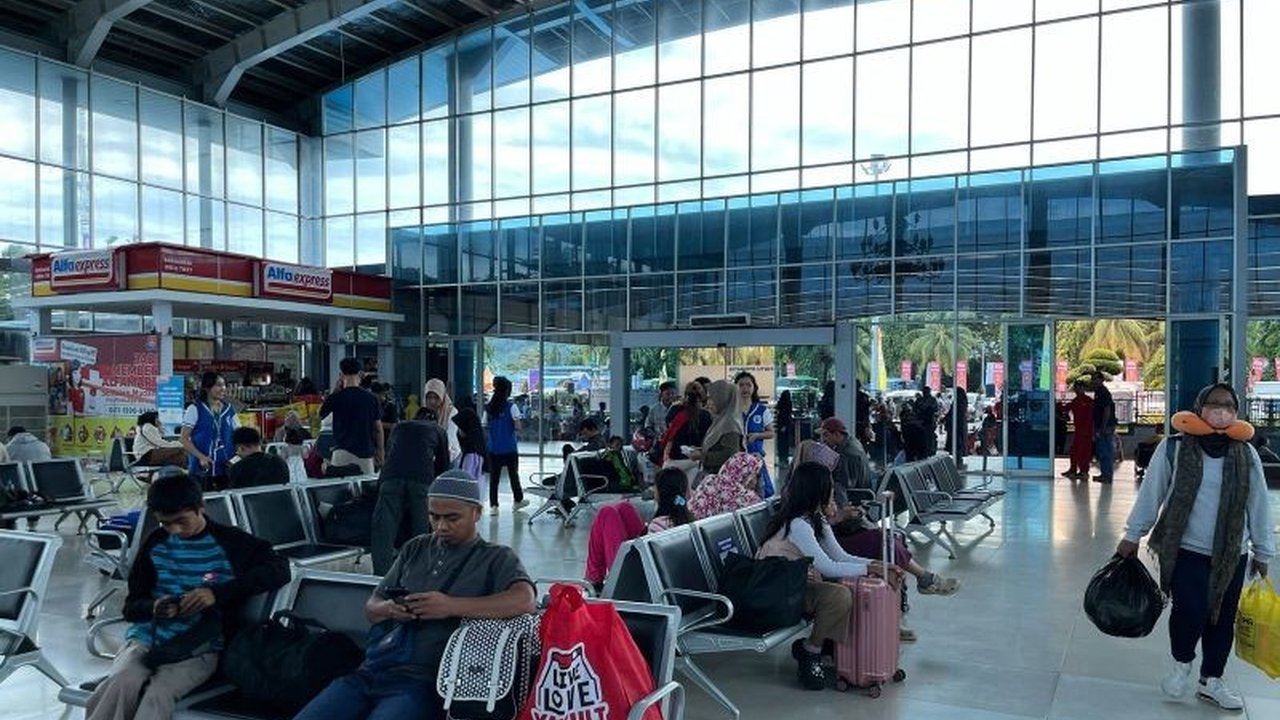 Pelabuhan Bakauheni Dipadati Pemudik Pejalan Kaki di Arus Balik Lebaran