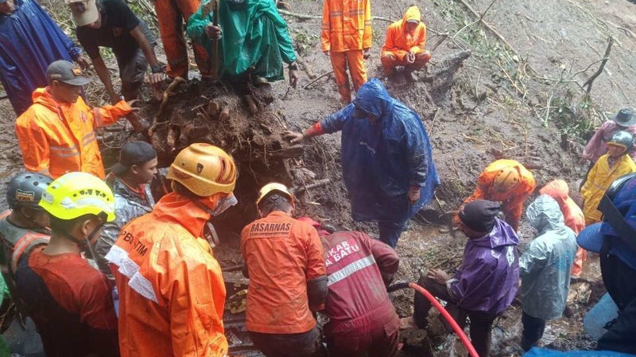 Gubernur Jawa Timur menutup Tahura Raden Soerjo hingga waktu yang belum ditentukan setelah longsor di Pacet-Cangar menewaskan 10 orang, sebagai langkah mitigasi bencana.