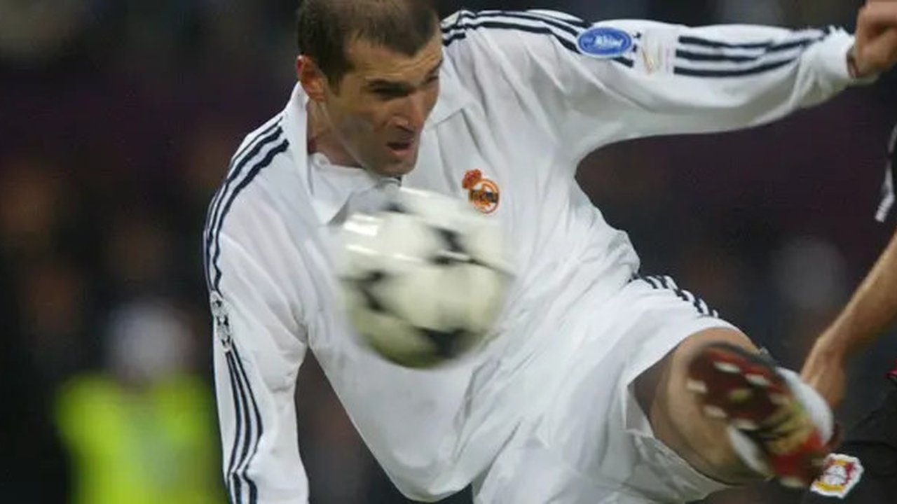 Zinedine Zidane pernah melakukan tendangan voli ikonik ketika dirinya membela Real Madrid pada tahun 2002. Saat itu Real Madrid tengah melawan Bayer Leverkusen, menghasilkan kemenagan Los Bla
