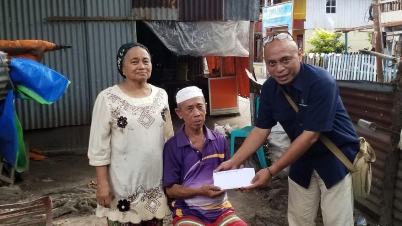 Rektor Unhas, Prof. Jamaluddin Jompa, memberikan bantuan kepada Haji Sallu, korban kebakaran di Pulau Barrang Lompo, Makassar, yang rumahnya terbakar pada 3 April 2025.