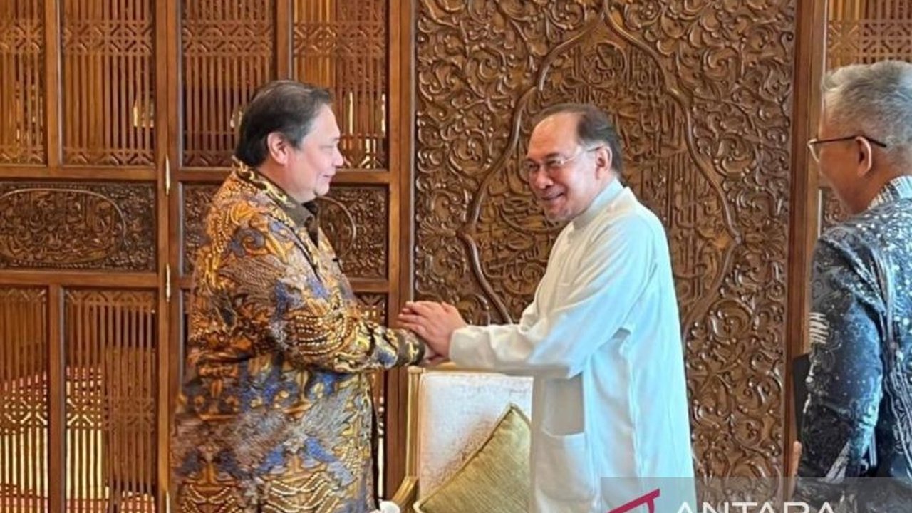 Ekonom Indef menilai langkah Indonesia menghadapi tarif resiprokal AS dengan negosiasi dan diversifikasi ekspor sebagai strategi tepat, sekaligus menyoroti pentingnya menjaga ketahanan ekonomi domestik.