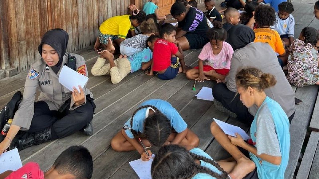 Satgas Operasi Rasaka Cartenz Polresta Jayapura Kota memberikan pelatihan membaca, menulis, dan berhitung (calistung) kepada anak-anak putus sekolah di Argapura, Jayapura Selatan, guna mencegah pengaruh negatif dan meningkatkan kemampuan dasar mereka.