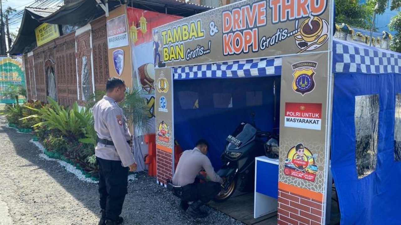 Polres Kulon Progo berikan layanan tambal ban dan penggantian ban gratis di Posyan Temon untuk kenyamanan pemudik Lebaran 2025, serta fasilitas kesehatan dan pengisian angin.