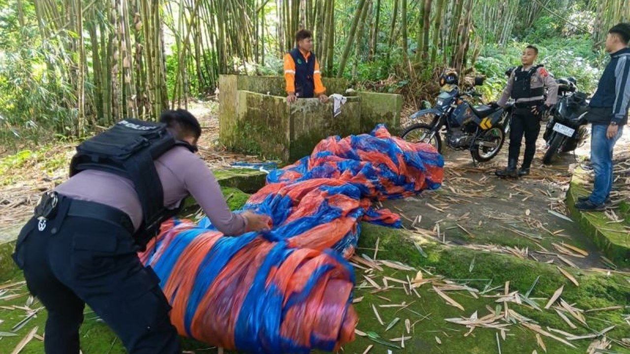 Tiga balon udara tanpa pengikatan diamankan Polres Wonosobo karena berpotensi membahayakan penerbangan, meskipun Festival Balon Udara resmi telah diadakan.