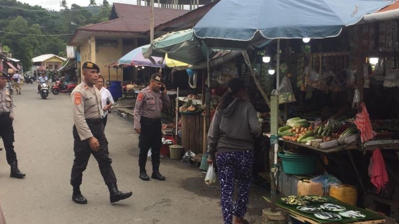 Polda Maluku meningkatkan patroli dialogis di pusat perbelanjaan dan tempat wisata di Ambon pasca Lebaran untuk mencegah kejahatan dan menjaga keamanan serta ketertiban masyarakat.