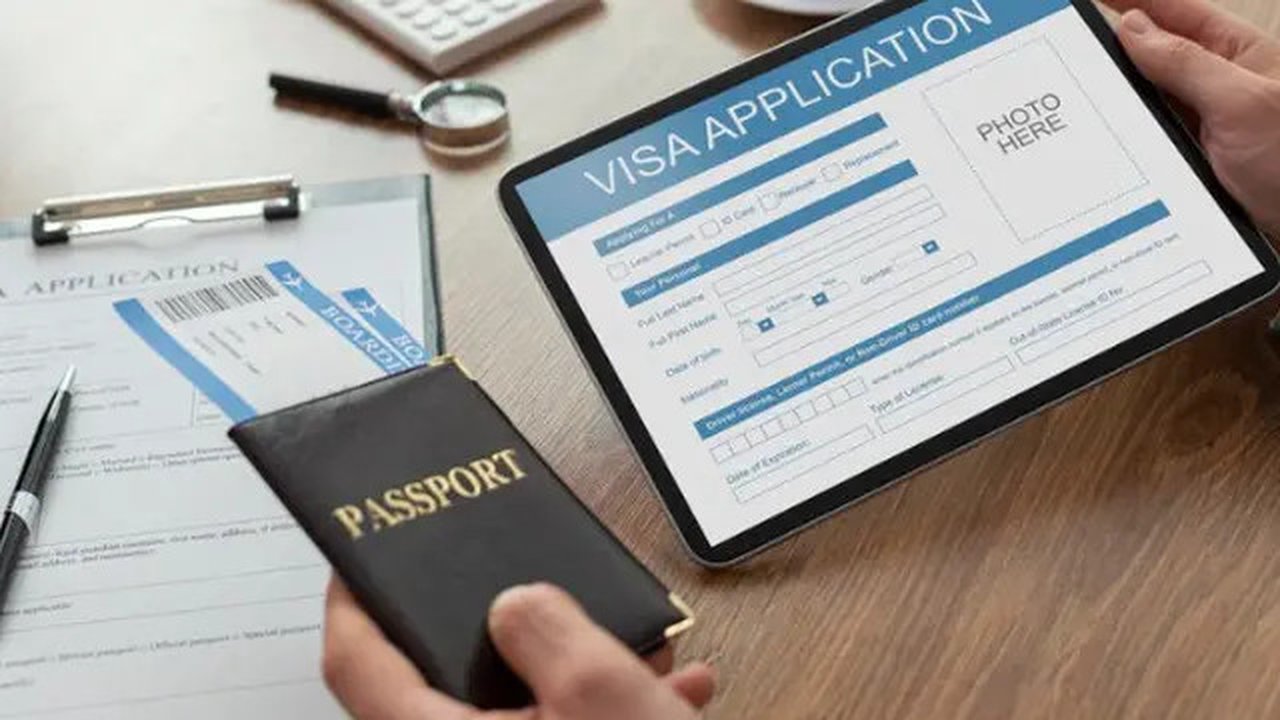 Ilustrasi paspor, passport, visa. (Photo Copyright by Freepik)