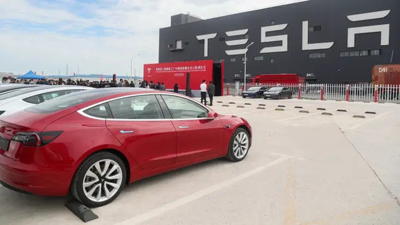 Foto yang diabadikan pada 26 Oktober 2020 ini menunjukkan kendaraan Tesla Model 3 yang diproduksi di China (made in China) di gigafactory Tesla yang terletak di Shanghai, China timur. (Xinhua