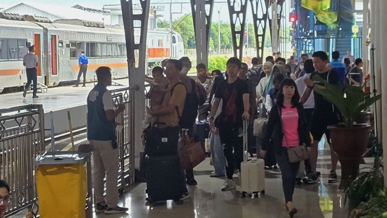 PT KAI Daop 5 Purwokerto memprediksi puncak arus balik Lebaran 2025 terjadi pada H+3, dengan Stasiun Purwokerto sebagai stasiun tersibuk.