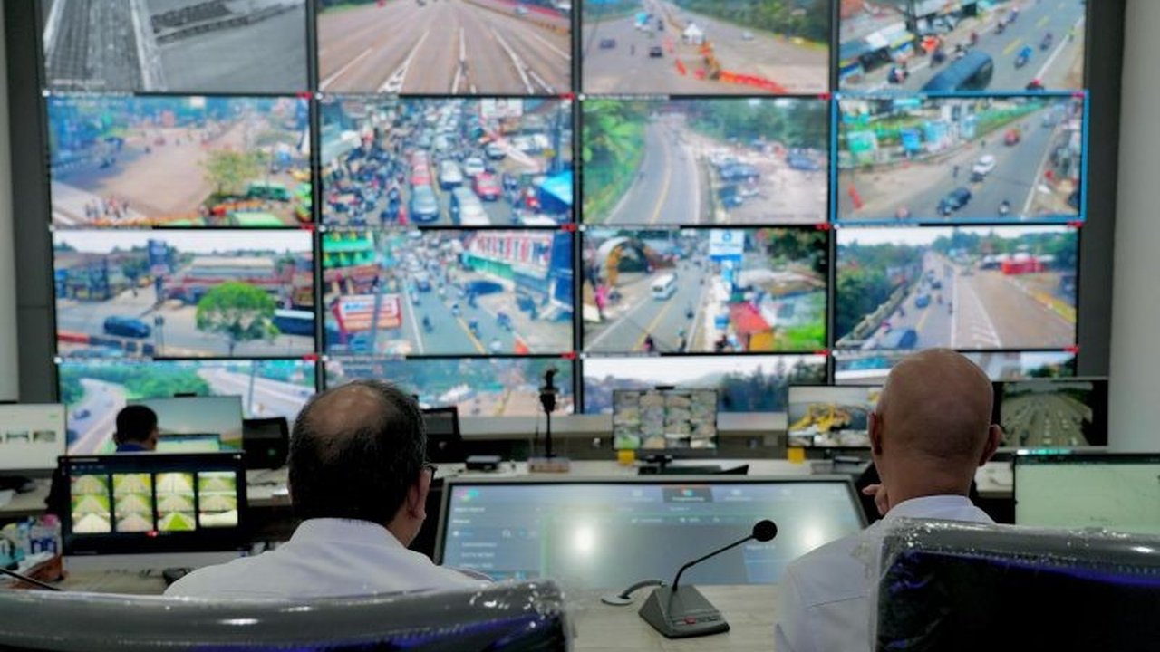 Kemenko Polkam memastikan arus balik Lebaran 2024 melalui Tol Cikampek berjalan lancar dan aman berkat pengawasan ketat dan teknologi monitoring real-time.