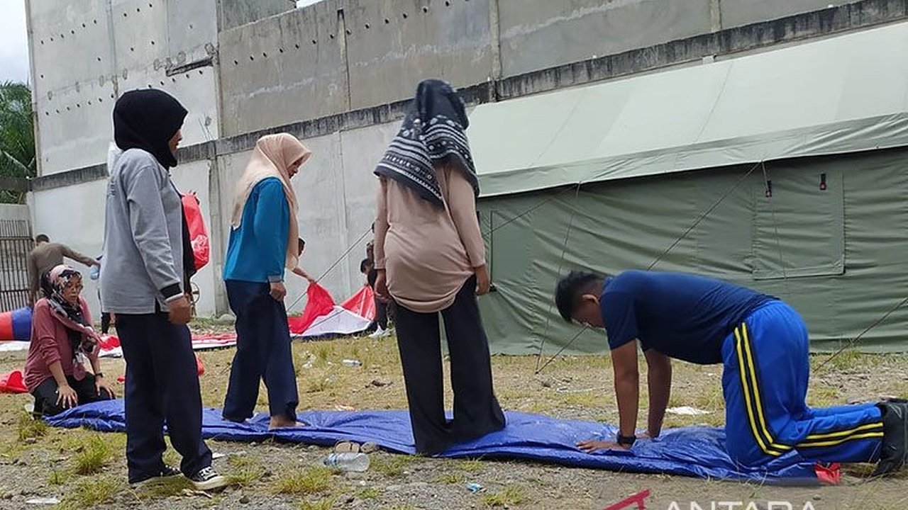 Gempa bumi magnitudo 4,7 mengguncang Kabupaten Agam, Sumatera Barat, Jumat (4/4) sore, akibat aktivitas sesar Mentawai; BMKG memastikan gempa dangkal tersebut tidak berpotensi tsunami.