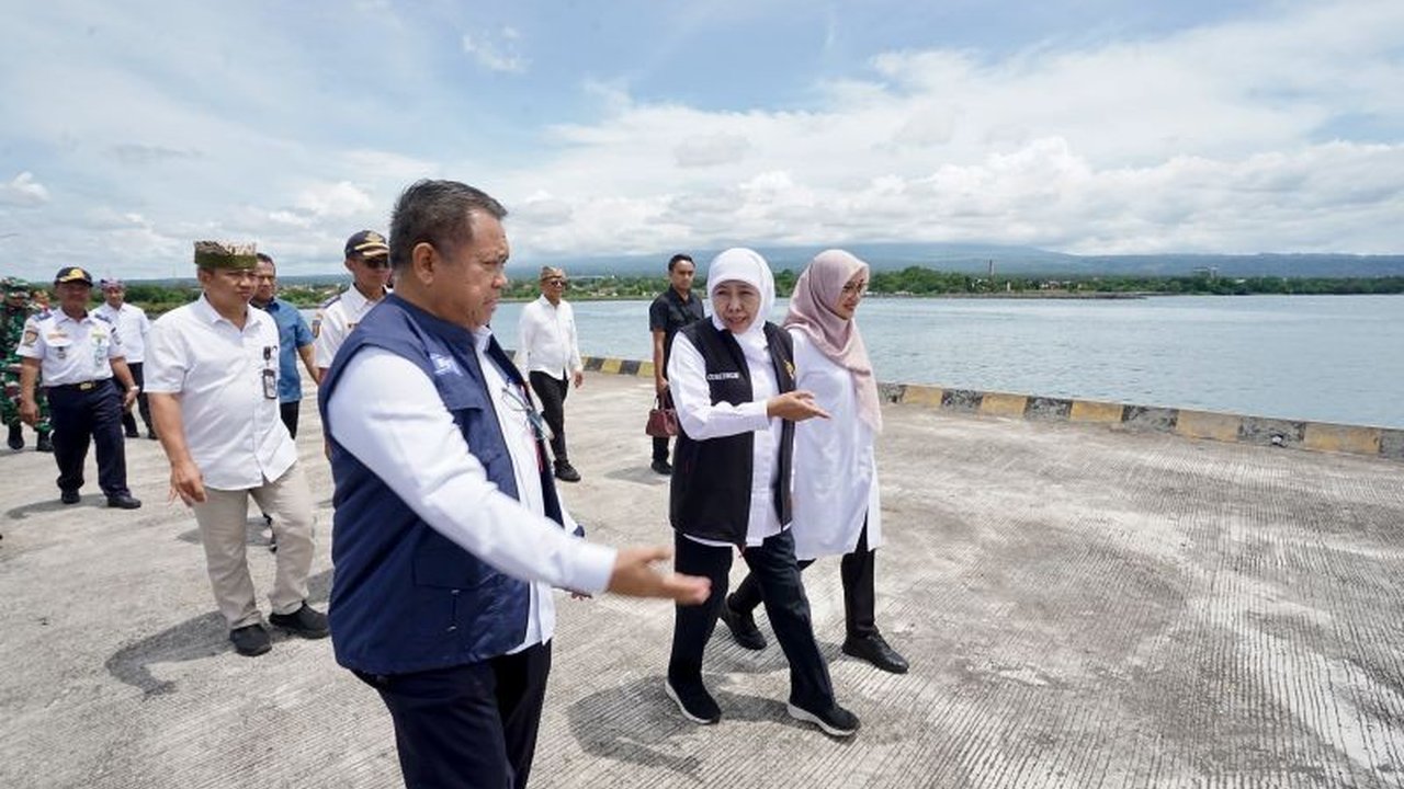 Gubernur Khofifah meninjau kesiapan dermaga kapal cepat di Banyuwangi, menargetkan operasional rute Banyuwangi-Bali pada Juni 2025, dan menekankan pentingnya nuansa Banyuwangi dalam desain pelabuhan.