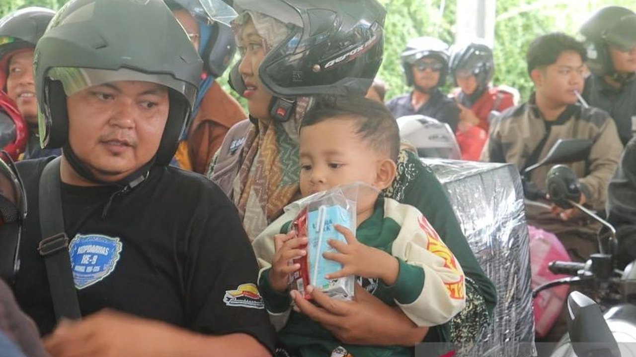 Kepolisian Polres Lampung Selatan berbagi 500 es krim, 50 susu kotak, dan cemilan untuk anak-anak pemudik di Pelabuhan Bakauheni guna memberikan kenyamanan selama perjalanan pulang Lebaran.