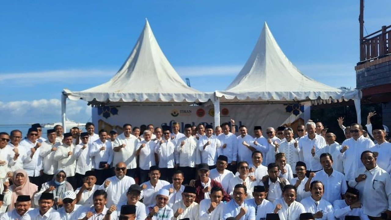 Mentan Andi Amran Sulaiman, Ketua Umum IKA Unhas, mengajak alumni untuk bersatu dan meraih prestasi maksimal, menekankan pentingnya kolaborasi dan kontribusi bagi almamater dan bangsa.