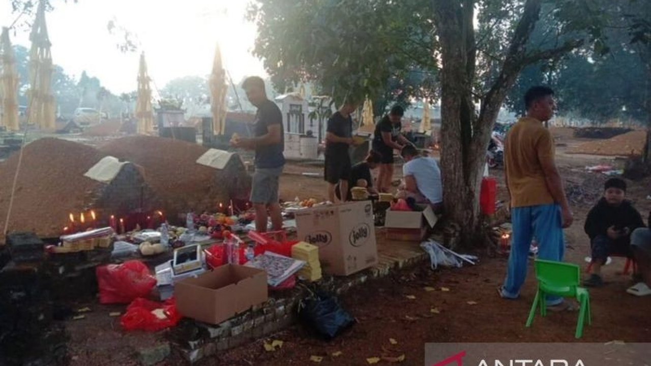 41 Personel Polres Bangka Barat mengamankan 15 lokasi perayaan Cheng Beng di Bangka Barat untuk memastikan kelancaran dan keamanan tradisi sembahyang arwah warga keturunan Tionghoa.