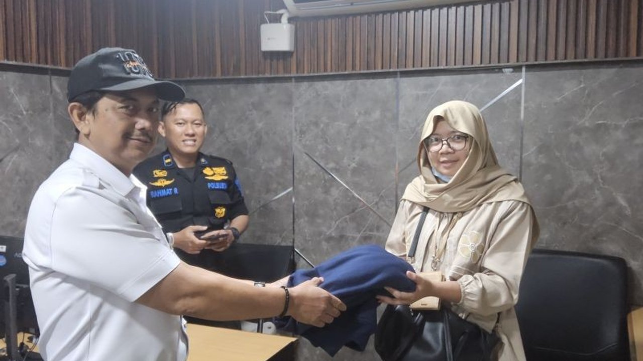 Lebih dari 100 barang hilang ditemukan di Stasiun Gambir selama arus mudik Lebaran, sebagian besar berhasil dikembalikan kepada pemiliknya dengan nilai total mencapai Rp1,2 miliar.