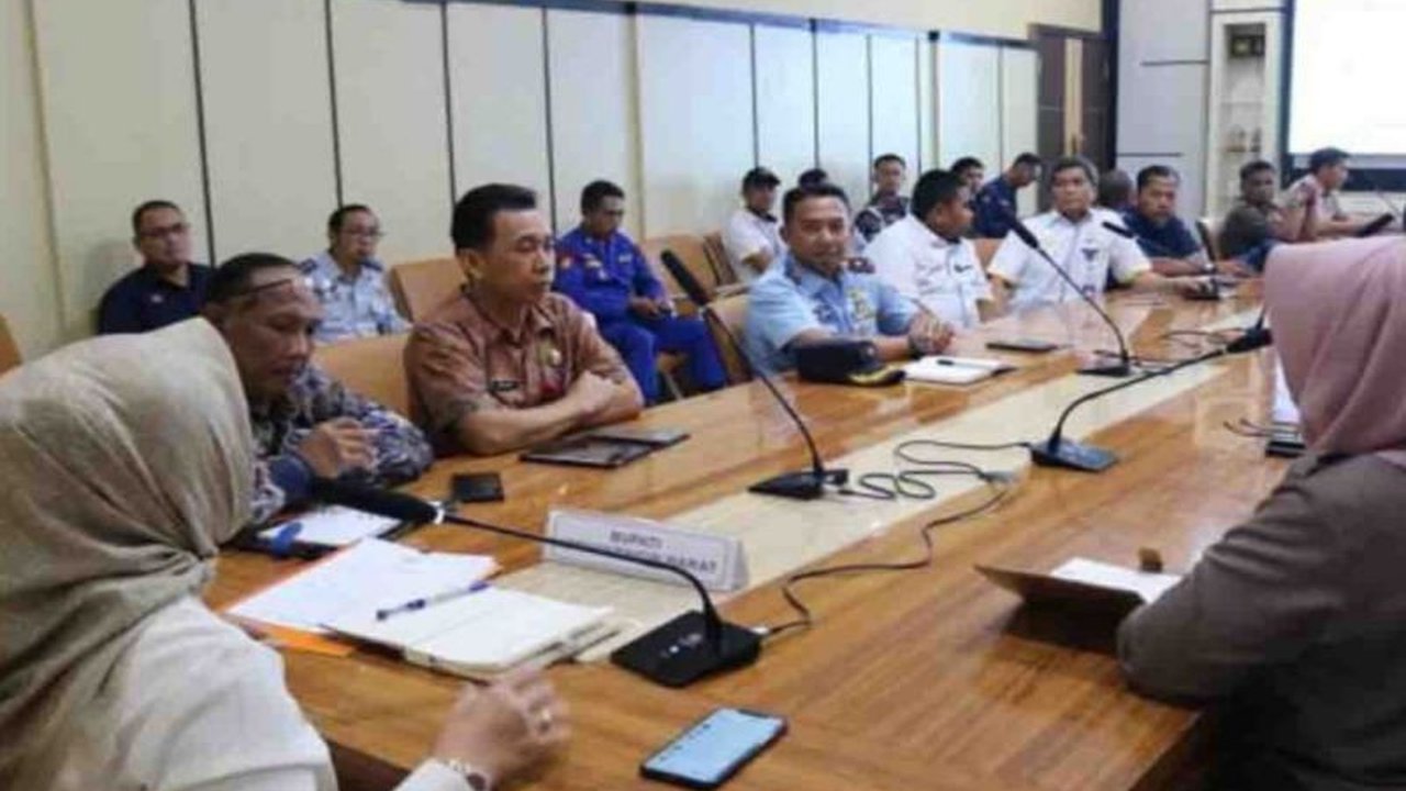 Pemerintah Kabupaten Kotawaringin Barat (Kobar) perkuat sinergi dengan TNI/Polri untuk memastikan keamanan dan kelancaran arus balik Lebaran 2025, menindak tegas praktik percaloan tiket.