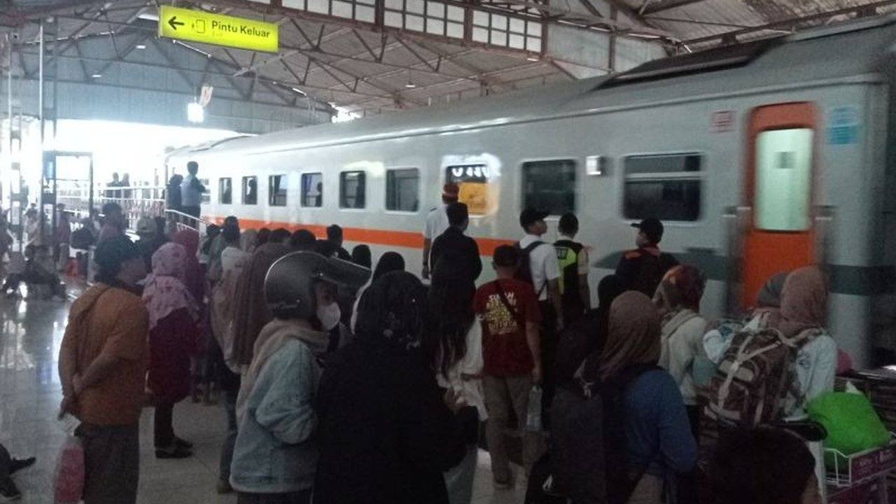 PT KAI Daop 7 Madiun mencatat lonjakan penumpang arus balik Lebaran 2025 hingga 126.843 keberangkatan dan 176.279 kedatangan, dengan Stasiun Madiun sebagai yang tersibuk; KAI menyediakan solusi tiket alternatif dan tarif hemat.