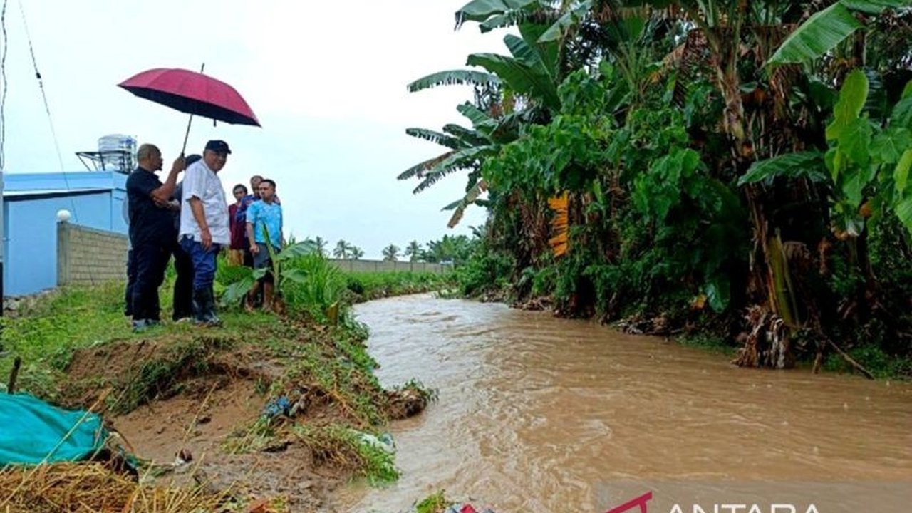Wakil Bupati Gorontalo meninjau lokasi banjir di Desa Ulapato A, Kecamatan Telaga Biru, dan memastikan langkah penanganan serta solusi jangka panjang untuk mencegah kejadian serupa.