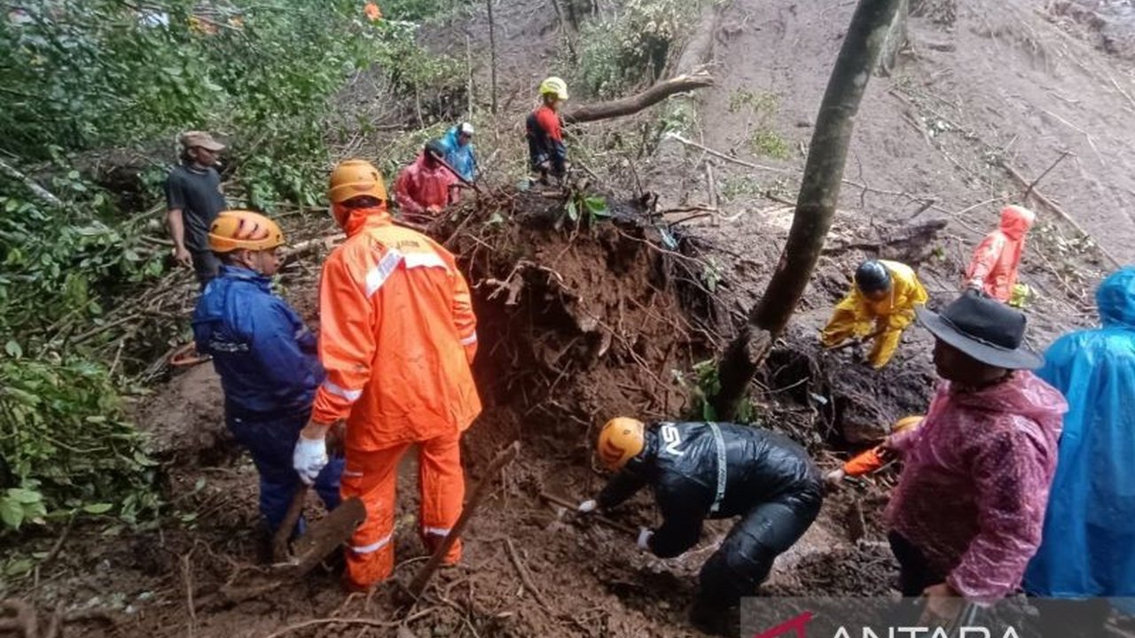 Kementerian Sosial (Kemensos) melalui Tagana membantu evakuasi korban longsor Pacet, Mojokerto, Jawa Timur; satu korban ditemukan meninggal dunia.