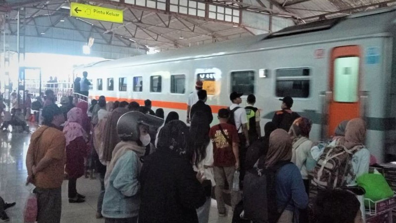 PT KAI Daop 7 Madiun mencatat 13.094 penumpang arus balik Lebaran 2025 berangkat pada H+3, dengan puncak arus balik terjadi pada H+1.