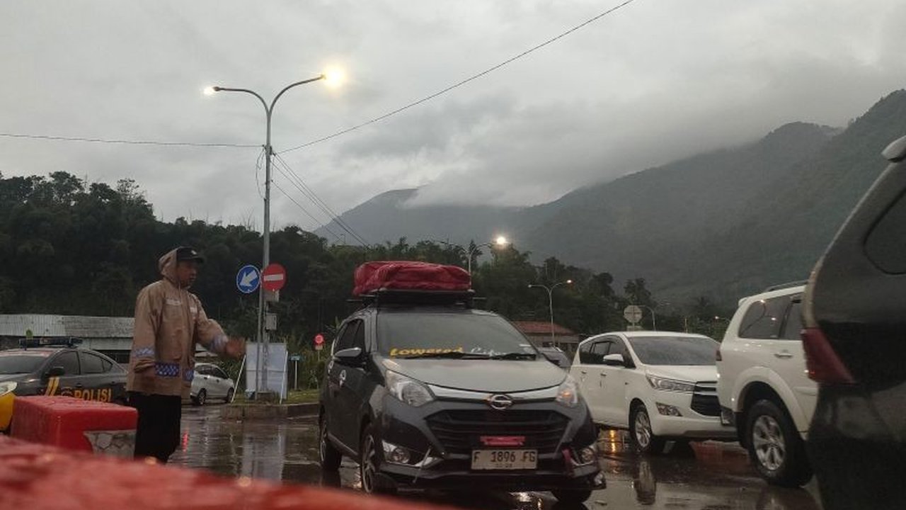 Arus balik wisatawan Garut-Bandung menyebabkan kemacetan parah di jalur utama, polisi berlakukan sistem satu arah untuk mengurai kepadatan.