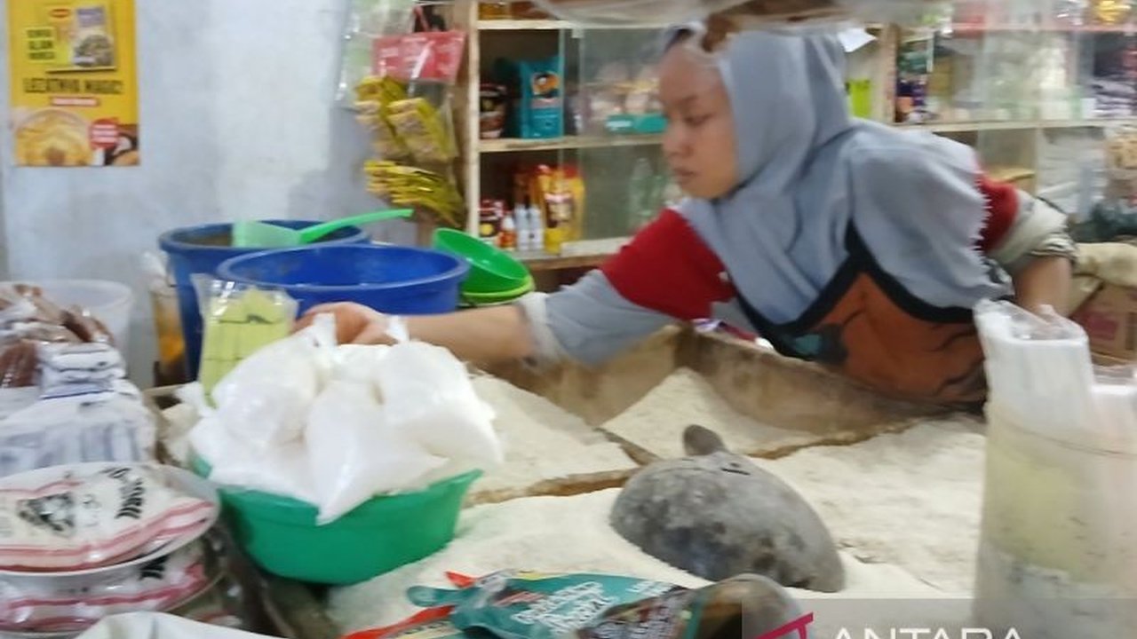 Harga beras di Kebumen tetap stabil selama periode Lebaran 2025, dipengaruhi oleh panen raya dan pasar murah yang menyediakan beras Bulog.