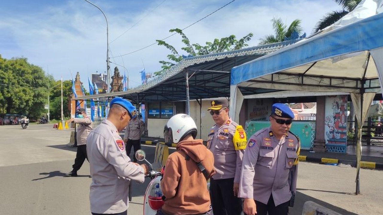 Kepolisian Resor Jembrana memastikan arus balik Lebaran 2023 di Pelabuhan Gilimanuk berjalan lancar, namun tetap mengimbau pemudik untuk mematuhi peraturan lalu lintas dan arahan petugas.