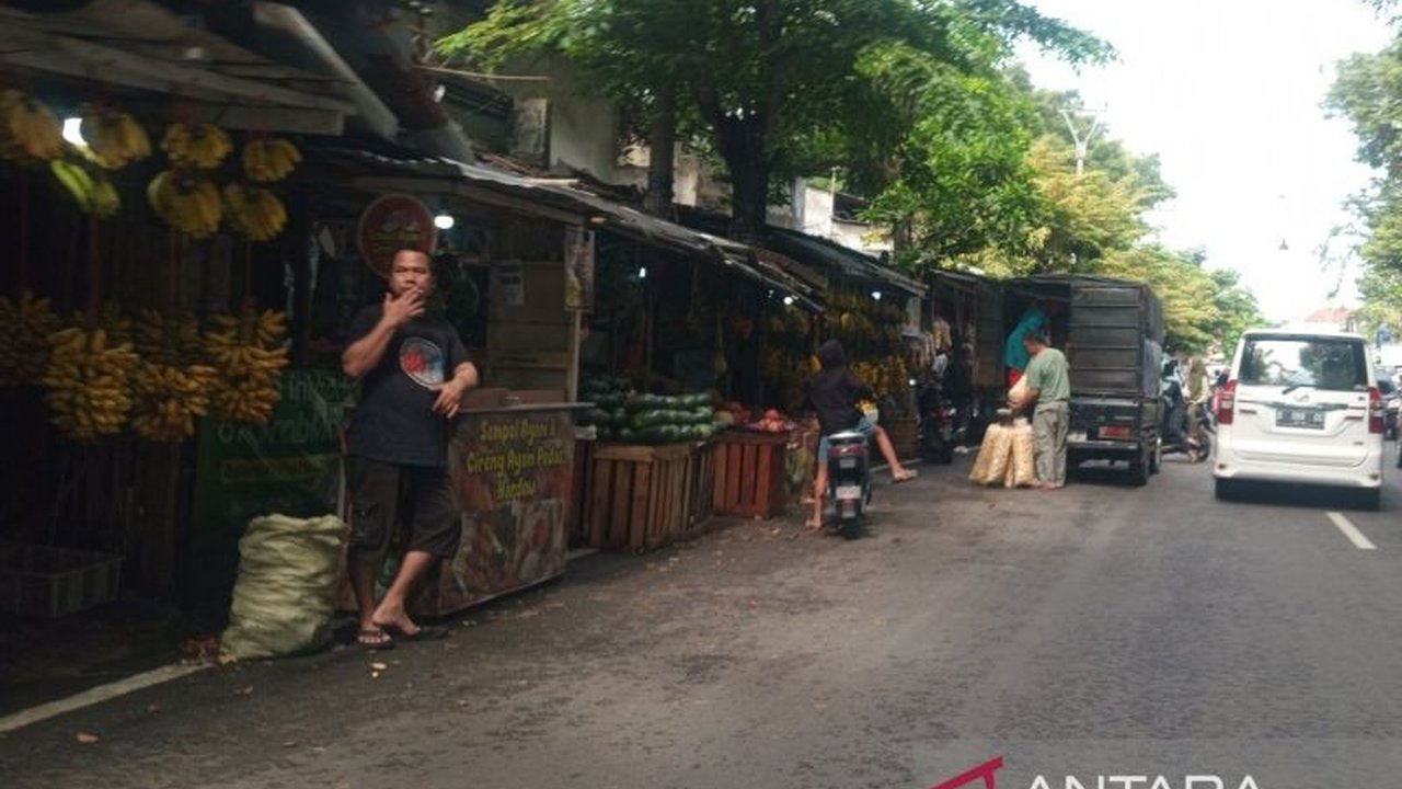 Harga kebutuhan pokok di Kota Cirebon stabil usai Lebaran 2025, meskipun beberapa komoditas sempat melonjak sebelum hari raya;  penurunan harga terjadi pada cabai rawit merah, sementara harga bawang merah masih tinggi.