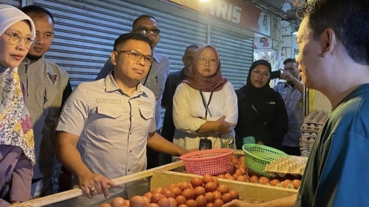 Disdagin Kota Bandung melaporkan harga bahan pokok relatif stabil pasca Lebaran 2025, meskipun beberapa komoditas seperti cabai dan bawang mengalami kenaikan harga.