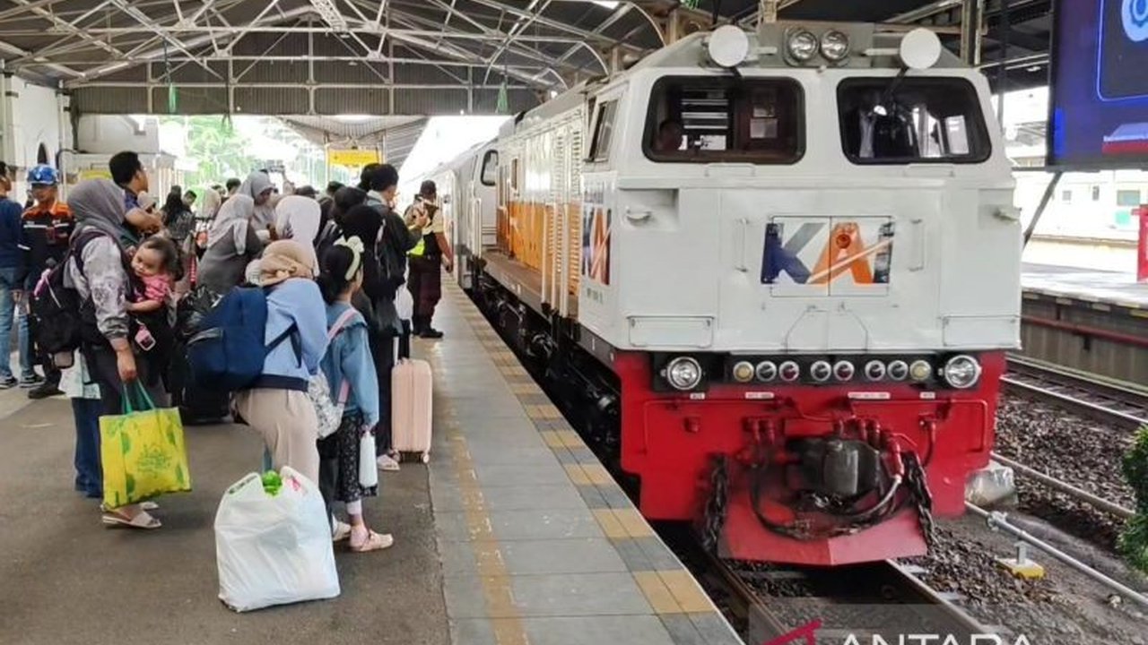 PT KAI Daop 3 Cirebon melayani 228.805 penumpang selama masa angkutan Lebaran 2025, menunjukkan tingginya minat masyarakat pada transportasi kereta api.