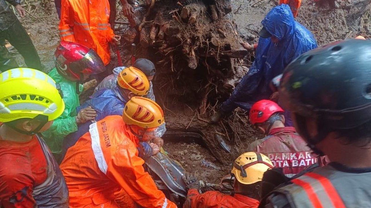Longsor di jalur Cangar-Pacet, Mojokerto, Jawa Timur, menewaskan 10 orang; tujuh dari minibus dan tiga dari pikap, identitas korban telah terungkap.