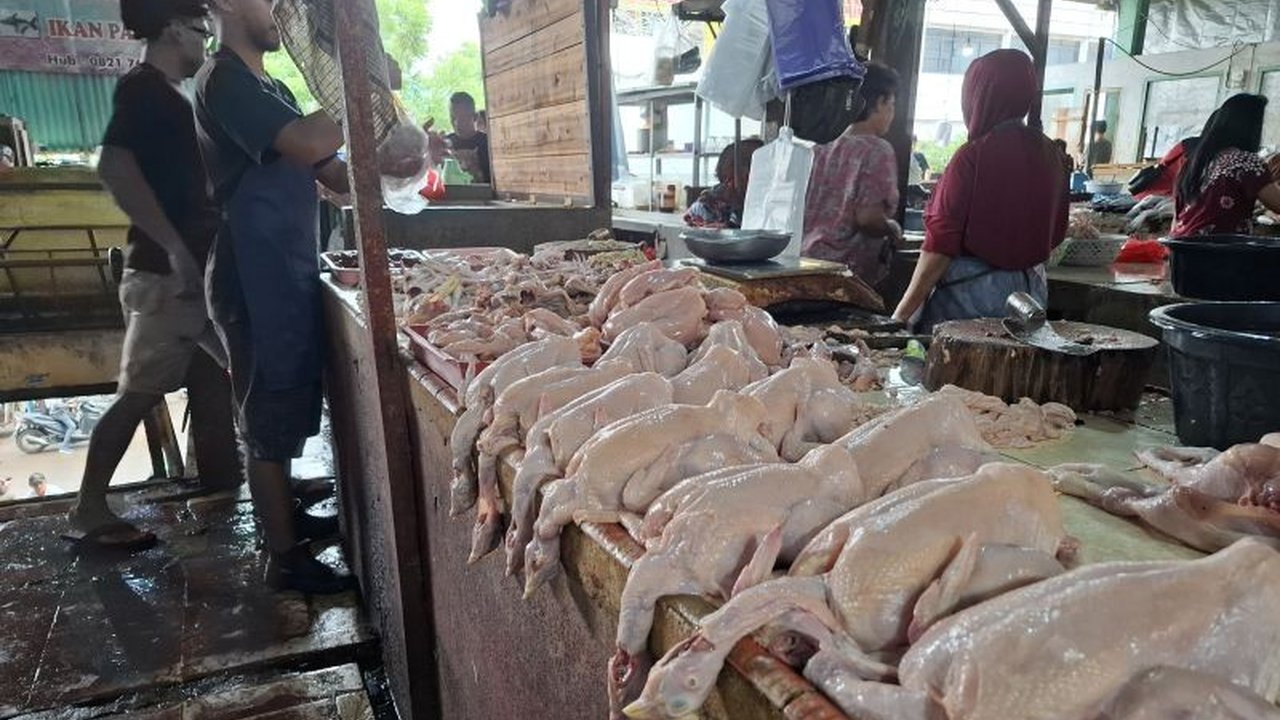Disperindag Lampung laporkan harga bahan pangan pokok tetap stabil hingga tiga hari setelah Idul Fitri 2025, menjaga daya beli masyarakat.