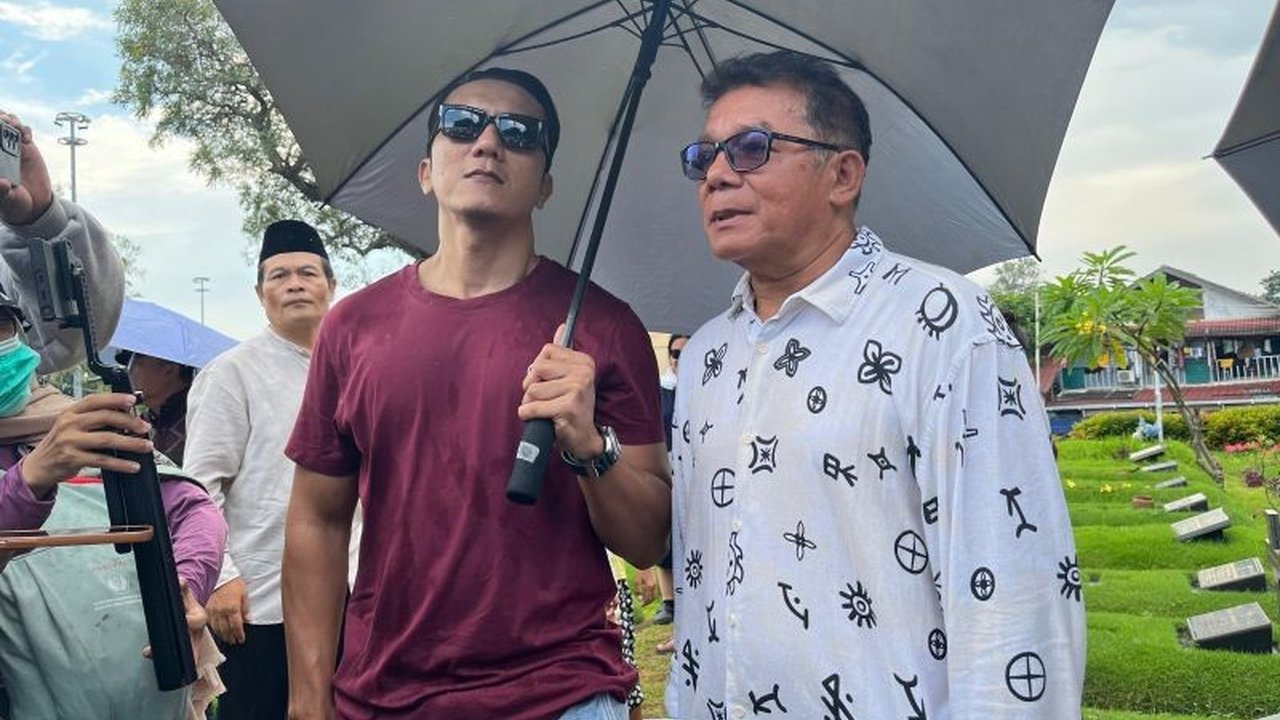 Mathias Muchus dan Teuku Rifnu Wikana mengenang Ray Sahetapy sebagai aktor besar Indonesia yang hangat, positif, dan konsisten dalam berkarya, meninggalkan pembelajaran berharga bagi rekan-rekannya.