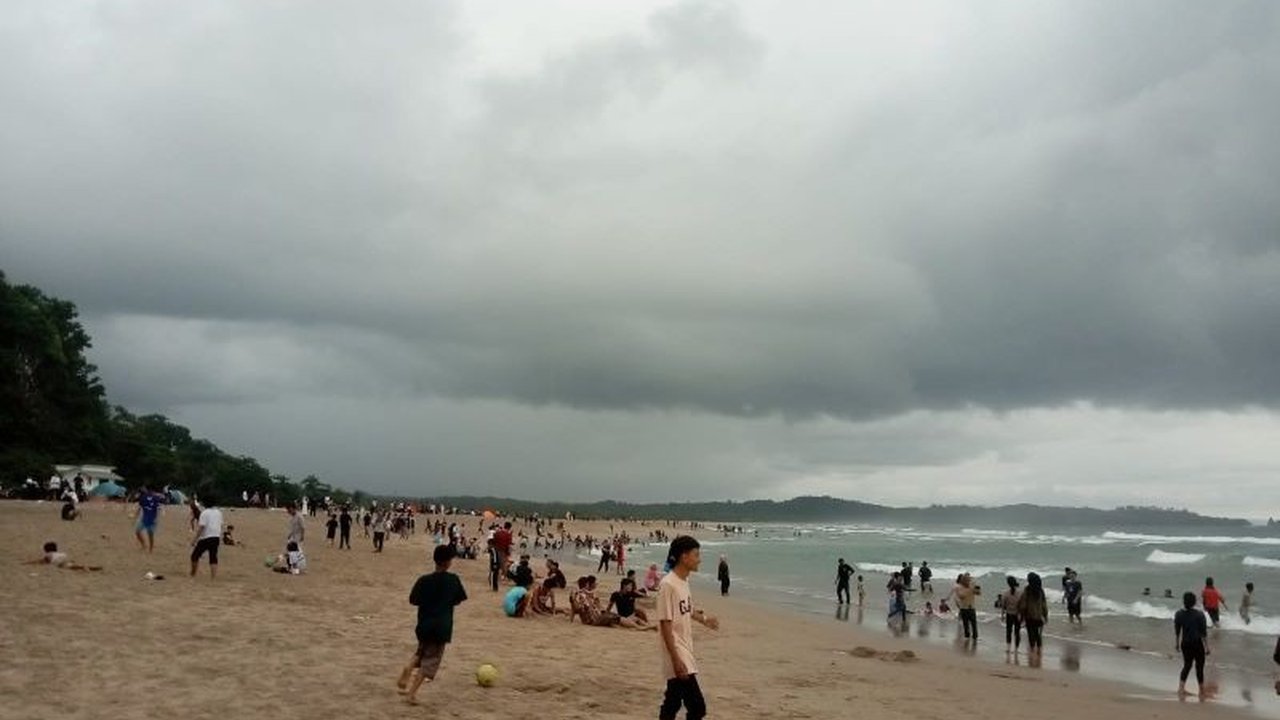 Pencarian wisatawan bernama Rama Pradipta (20) yang terseret ombak di Pantai Goa Langir, Sawarna, Lebak, Banten, masih terus dilakukan oleh tim SAR hingga hari kedua.