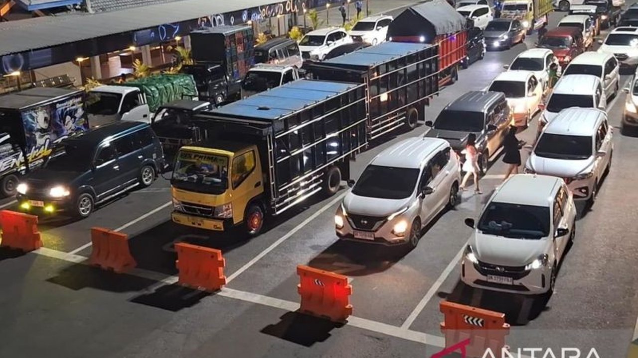 PT ASDP Indonesia Ferry mencatat lonjakan penumpang yang signifikan, yaitu 88.940 orang, menyeberang dari Pelabuhan Ketapang ke Gilimanuk selama arus balik Lebaran 2025.