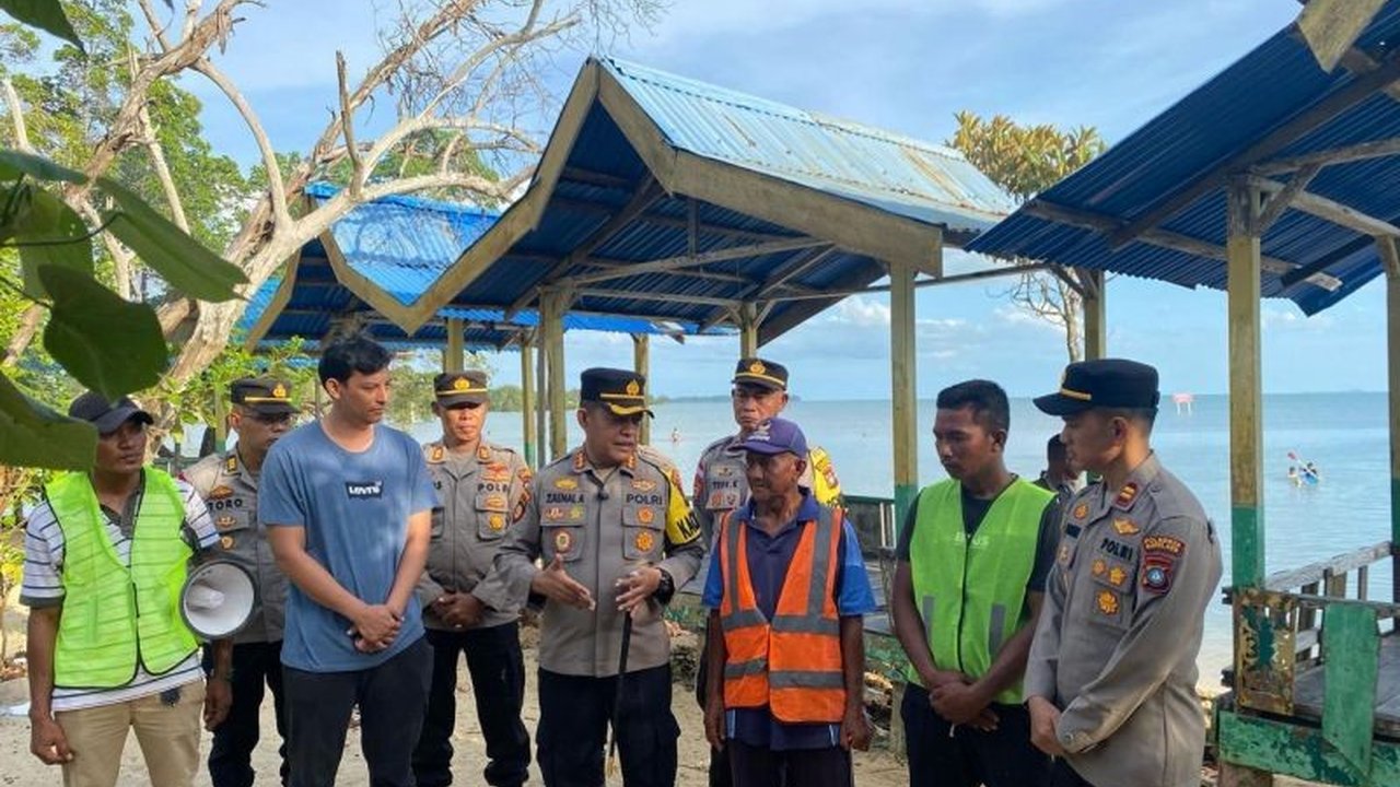 Kapolresta Barelang, Kombes Pol. Zaenal Arifin, memastikan keamanan dan kenyamanan di objek wisata Batam selama libur Lebaran 2025, dengan pengecekan langsung ke sejumlah lokasi wisata dan imbauan kepada masyarakat.