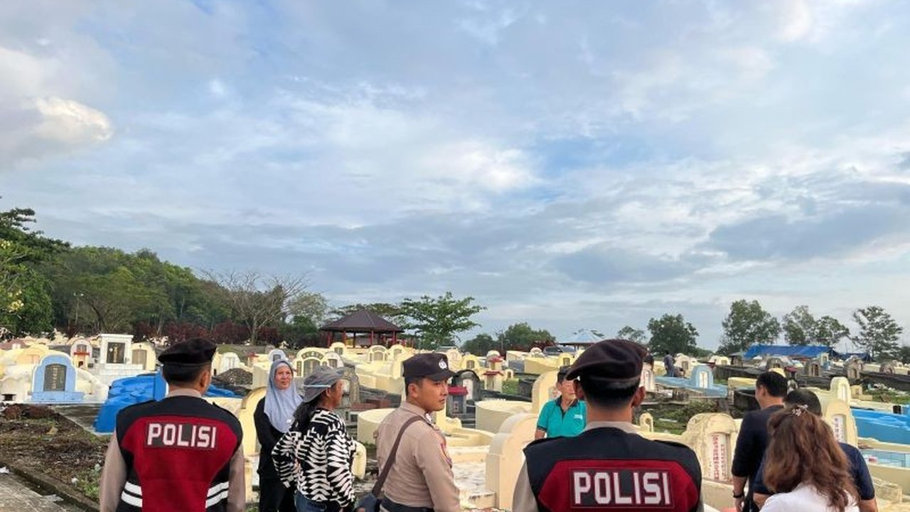 Tradisi Cheng Beng di Belitung, yang berlangsung hingga 4 April, bukan hanya bentuk penghormatan leluhur bagi warga Tionghoa, tetapi juga berdampak positif bagi perekonomian dan pariwisata lokal.