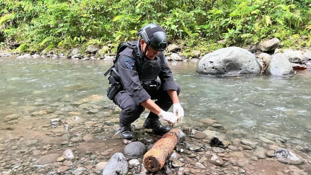 Tim Gegana Brimob NTB berhasil mengevakuasi benda diduga peluru meriam seberat 20 kg dan sepanjang 50 cm yang ditemukan warga di Lombok Tengah; pihak kepolisian mengimbau masyarakat untuk segera melapor jika menemukan benda serupa.