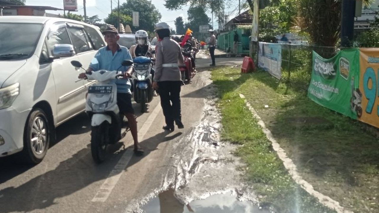 Dua polisi di Lebak sigap membantu pemudik yang mengalami ban kempes di jalur Rangkasbitung-Pandeglang selama arus mudik Lebaran 2025, mendapat apresiasi masyarakat.