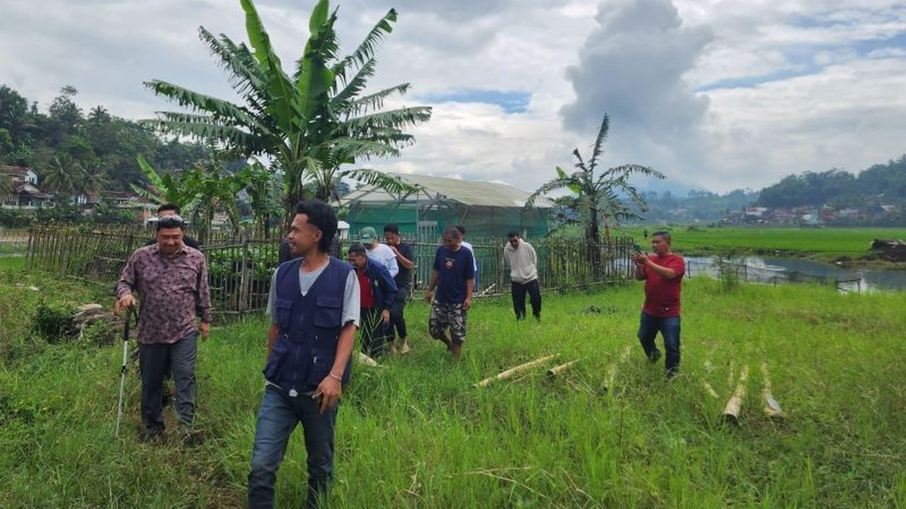 Bupati Garut meninjau langsung kesiapan pembangunan Jalan Tol Cigatas di Leles, Garut, memastikan percepatan pembangunan dan dampak positifnya bagi perekonomian daerah.