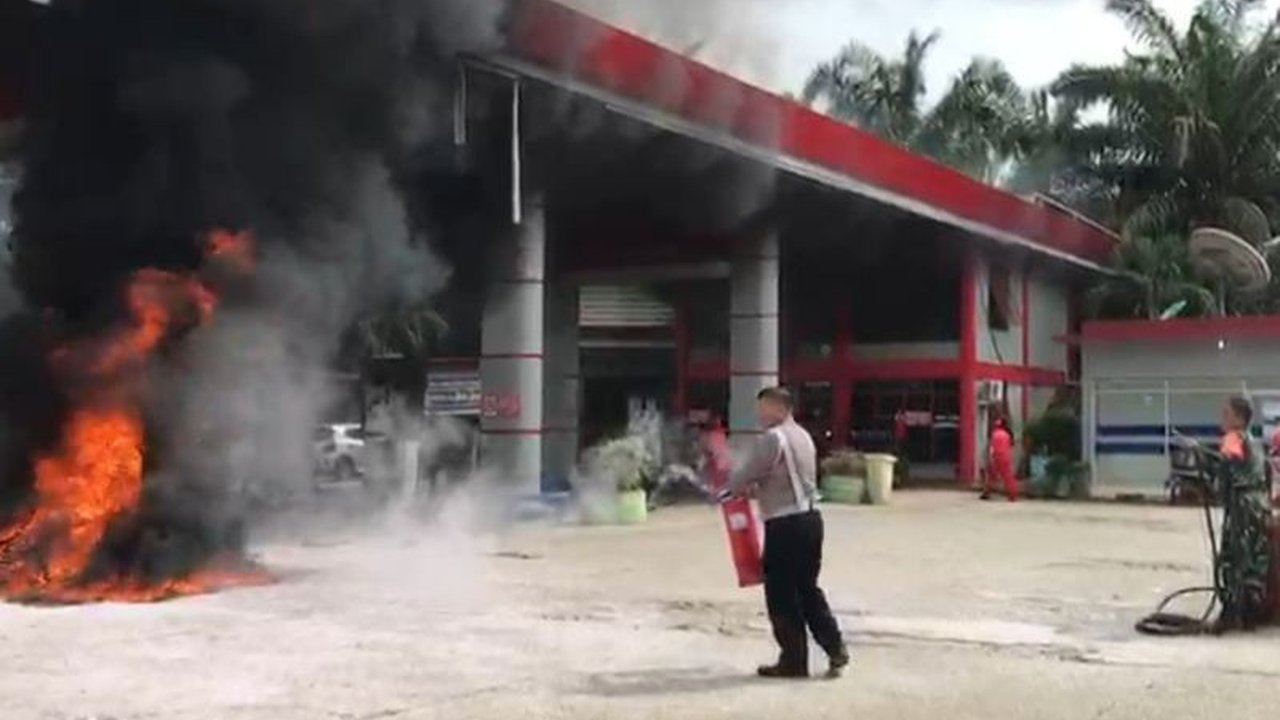 Sepeda motor terbakar di SPBU Desa Muara Belengo, Merangin, Jambi; polisi dan TNI sigap memadamkan api dan melakukan penyelidikan.