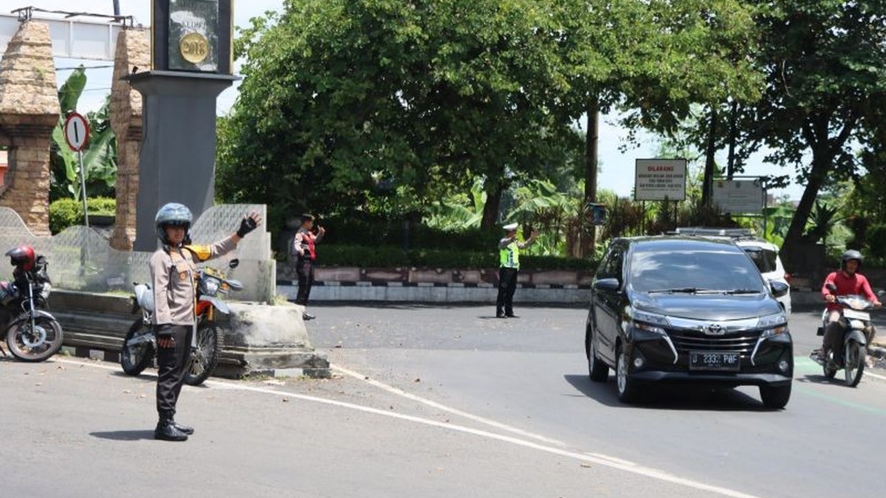 Polres Kediri Kota melaporkan peningkatan volume kendaraan arus balik Lebaran 2025, terutama di simpang empat Semampir, dan menerapkan strategi pengaturan lalu lintas manual untuk mencegah kemacetan.
