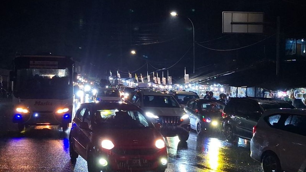 Polresta Bandung melaporkan kepadatan arus balik di jalur Nagreg mulai terjadi pada H+3 Lebaran, dengan puncaknya diprediksi akhir pekan ini; polisi telah menerapkan sistem one way untuk mengurai kepadatan.