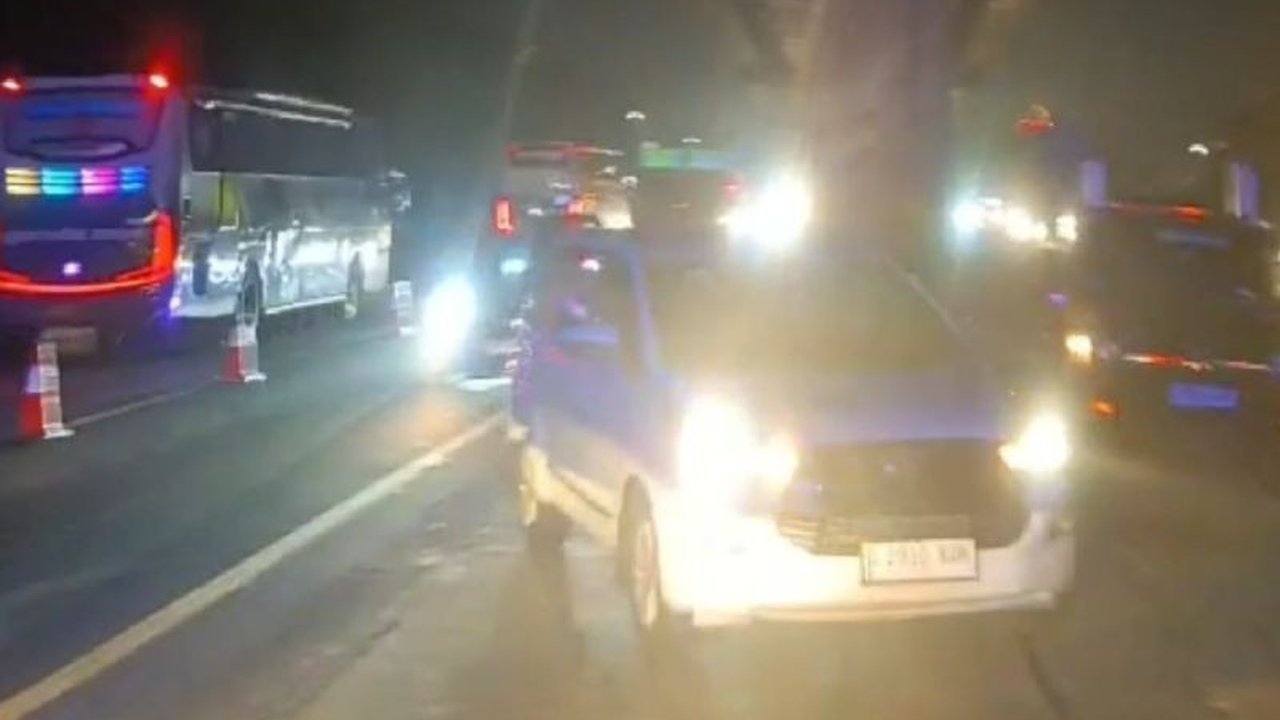 PT Jasamarga Transjawa Tol (JTT) berlakukan contraflow satu lajur di KM 70-36 Tol Japek untuk mengurai kepadatan arus balik Lebaran 2025 yang meningkat signifikan.