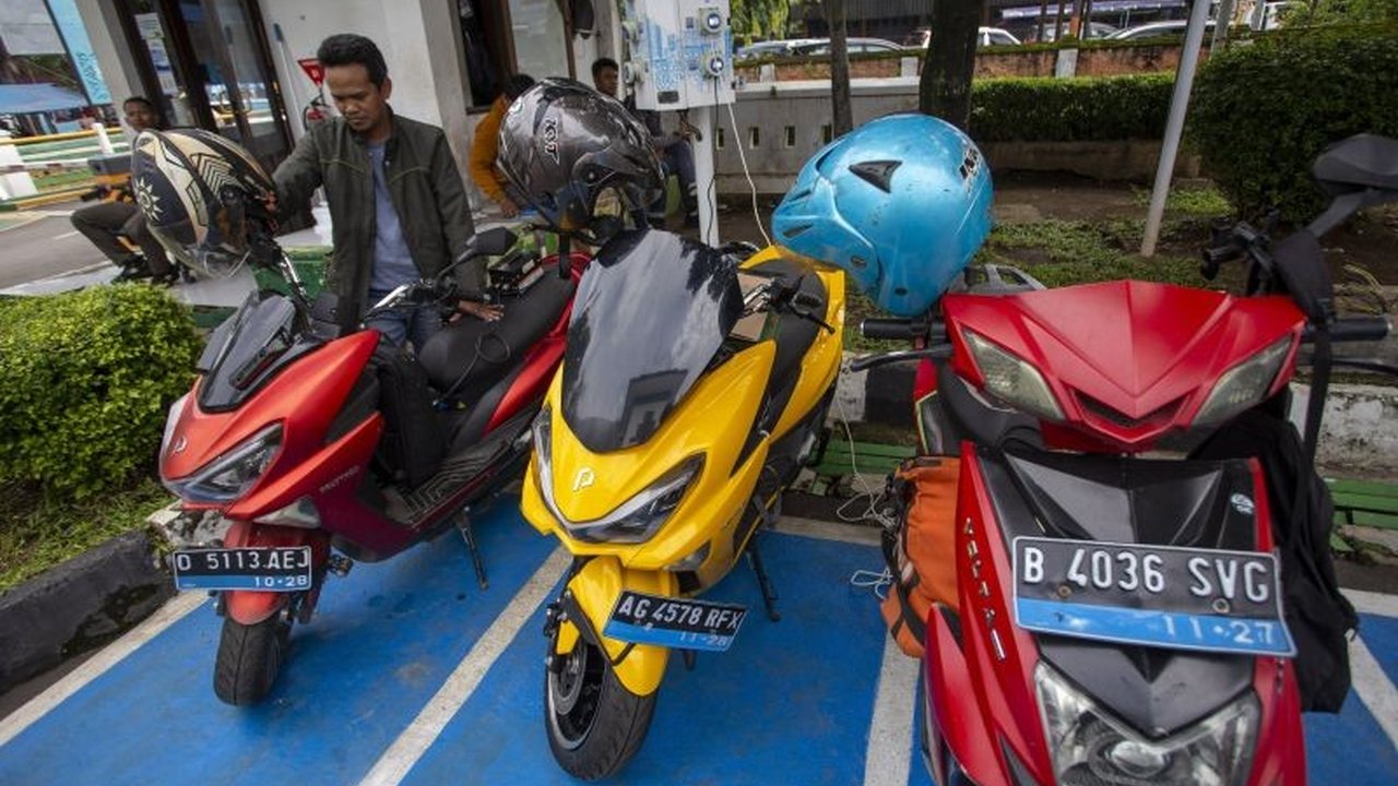 Kebijakan tarif resiprokal Presiden AS Donald Trump berpotensi mengganggu industri otomotif Indonesia, terutama di segmen kendaraan listrik, sehingga AISMOLI meminta pemerintah untuk segera mengambil langkah strategis.