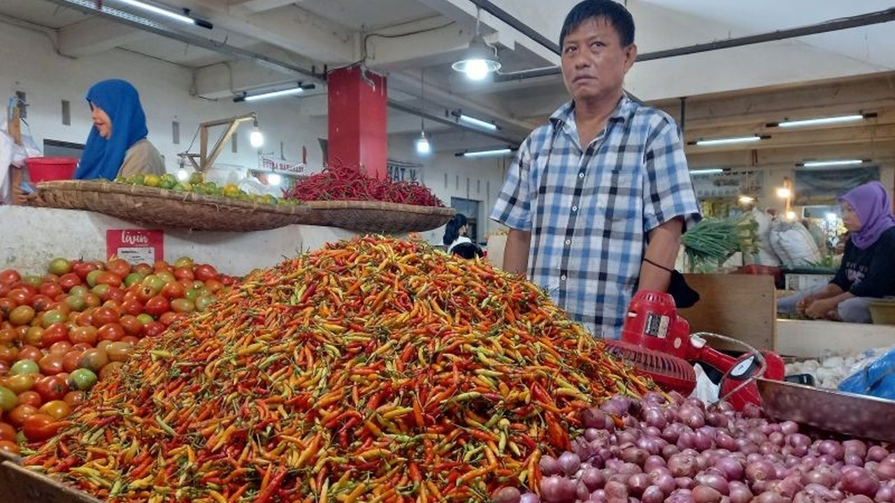 Harga sejumlah bahan pokok di Sulawesi Utara masih fluktuatif pasca Idul Fitri 1446 H, dengan beberapa komoditas mengalami kenaikan dan penurunan harga.