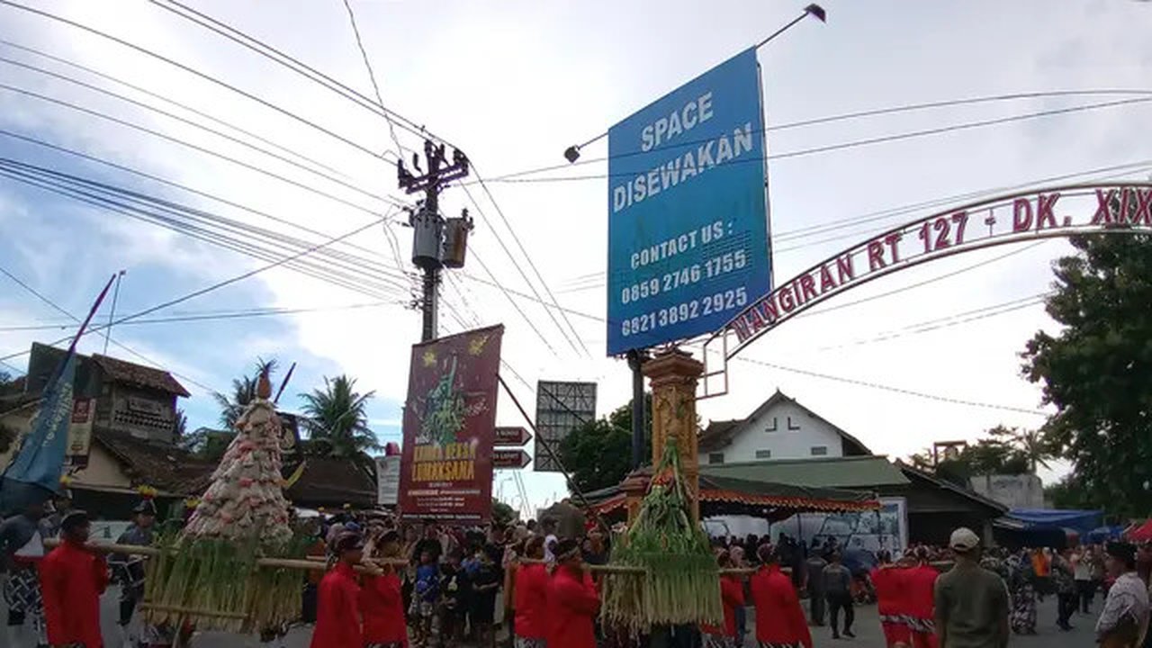 Arak-arakan gunungan hasil bumi menuju tempat doa sebelum dibagikan ke warga saat penutupan gelaran Bakda Mangiran, Rabu (3/4/2025). (Kukuh Setyono)