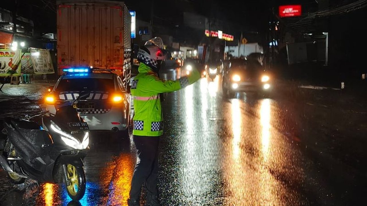 Kepolisian Resor Garut berhasil mengurai kepadatan arus balik kendaraan dari Gentong menuju Garut hingga dini hari Sabtu, setelah menerapkan sistem buka tutup jalur dan prioritaskan arus balik.