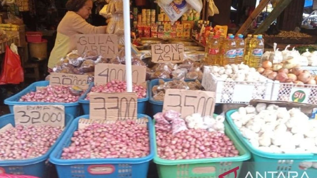 Harga kebutuhan pokok di Makassar seperti ayam, beras, dan minyak goreng kembali normal setelah sempat naik menjelang Lebaran, meskipun harga cabai dan bawang merah masih menjadi perhatian.