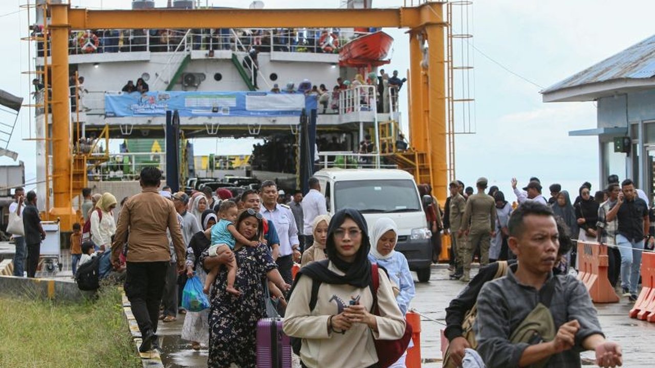 Lonjakan wisatawan signifikan terjadi di Pulau Sabang, Aceh, selama libur Idul Fitri 1444 H, dengan total 12.847 wisatawan menyeberang dari Pelabuhan Ulee Lheue.